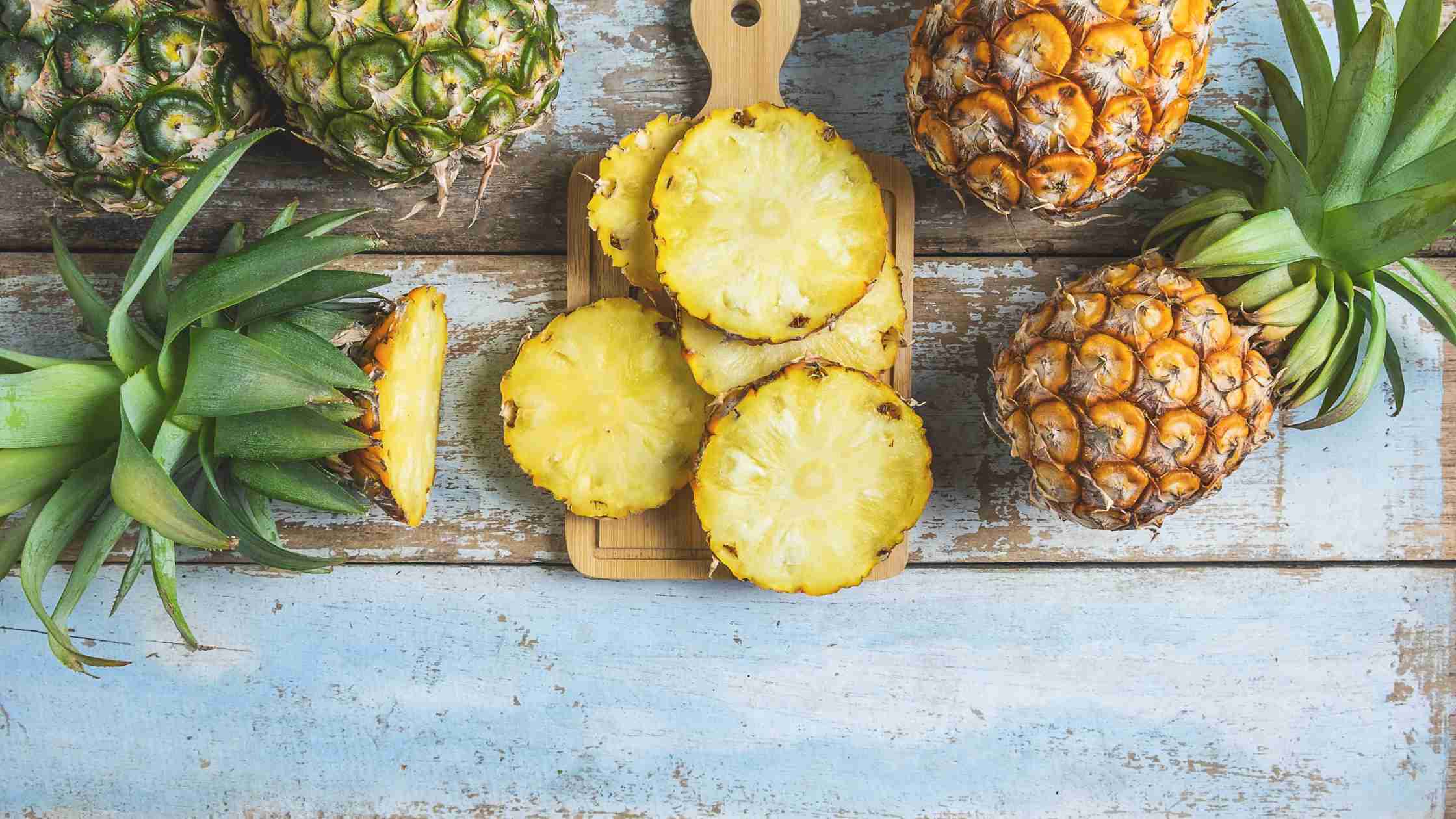 Eine saftige Ananas, reich an Vitamin C und dem Enzym Bromelain. Dieses Enzym kann beim Verzehr helfen, die Verdauung zu unterstützen und Entzündungen im Körper zu reduzieren.