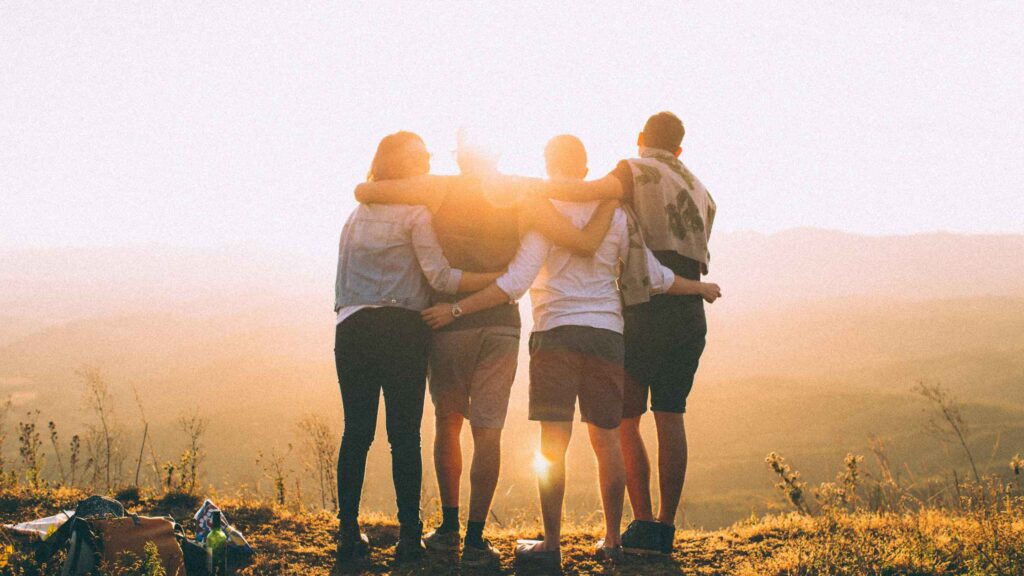 Eine Gruppe von Freunden erhöht die Freisetzung von Oxytocin durch soziale Interaktionen und positiven zwischenmenschlichen Beziehungen, was ihnen hilft, Vertrauen und Bindungen aufzubauen und ihr Wohlbefinden zu steigern.
