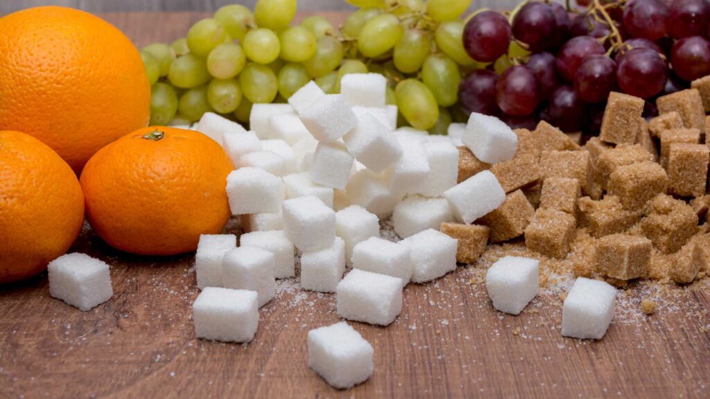 Erfahre den Unterschied zwischen natürlichen Zuckerquellen wie Obst und dem hohen Zuckergehalt von verarbeiteten Lebensmitteln für eine zuckerfreie Ernährung.