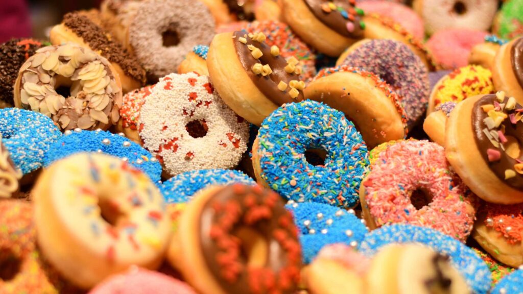 Donuts sind lecker, aber voller zugesetztem Zucker. Entdecke Alternativen zu süßen Leckereien für deine zuckerfreie Ernährung.