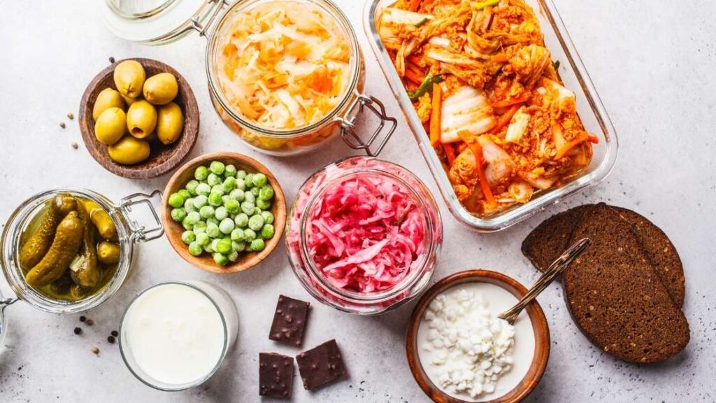 Verschiedene Probiotika wie Kimchi, Sauerkraut und Milchkefir.
