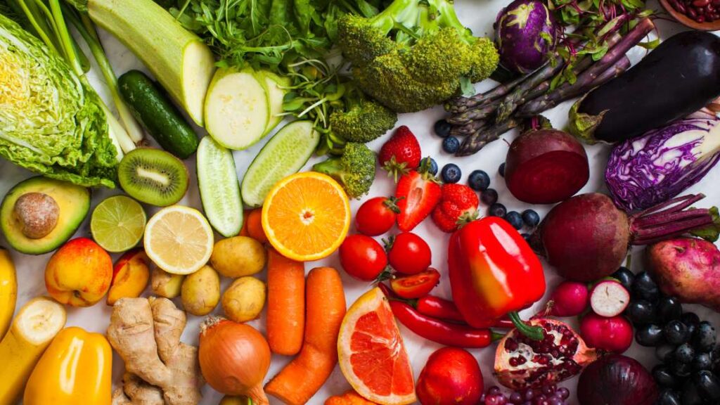 Verschiedene Obst- und Gemüsesorten, die alle reich an sekundären Pflanzenstoffe sind.