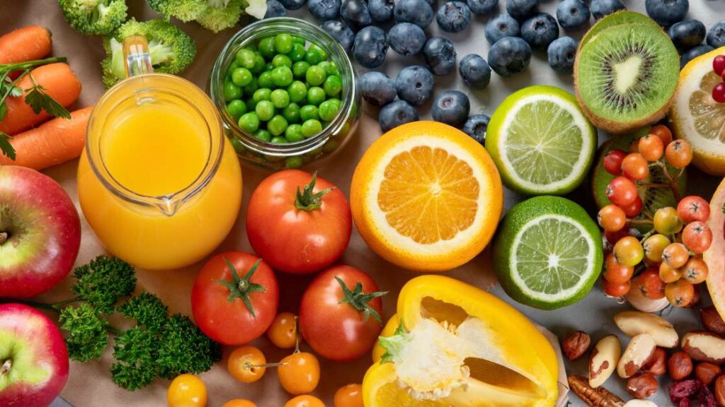 Ein Bild, das verschiedene Lebensmittel enthält, die als hervorragende Quellen für Vitamin C bekannt sind.