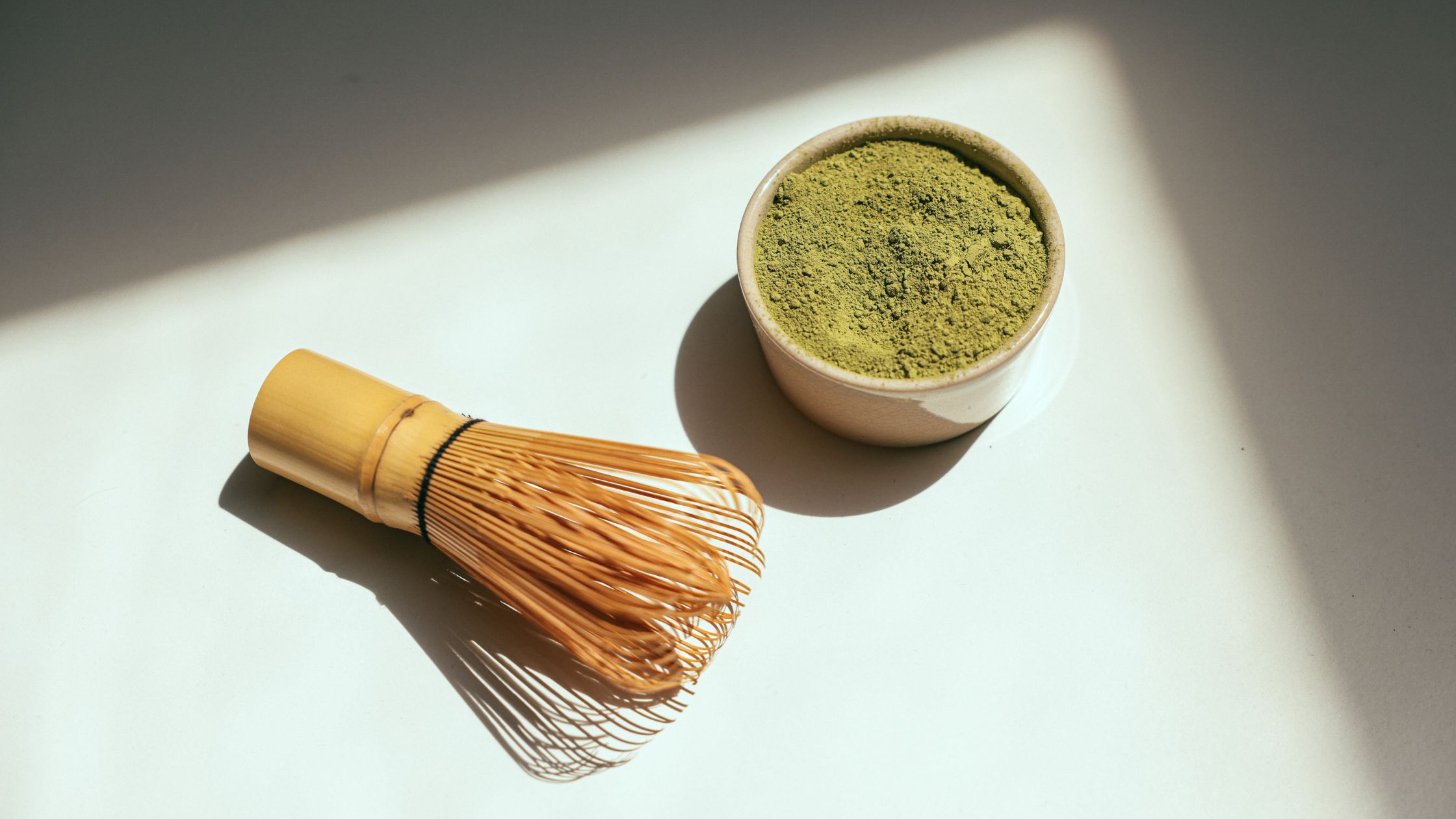Matcha Tasse und Besen