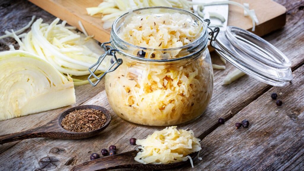ein Glas selbstgachtes Sauerkraut