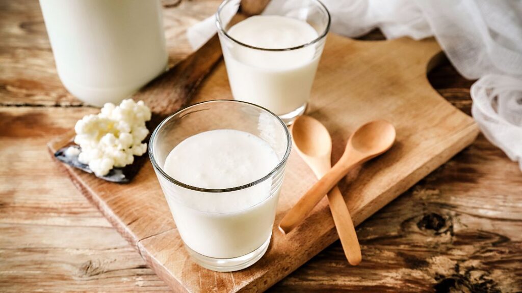 Kefirknollen und zwei Gläser Milch