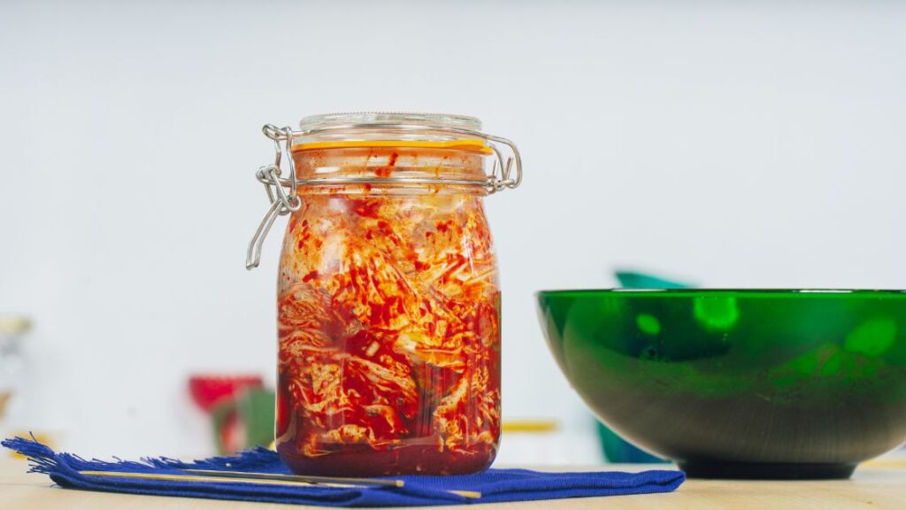 ein großes Glas mit Kimchi