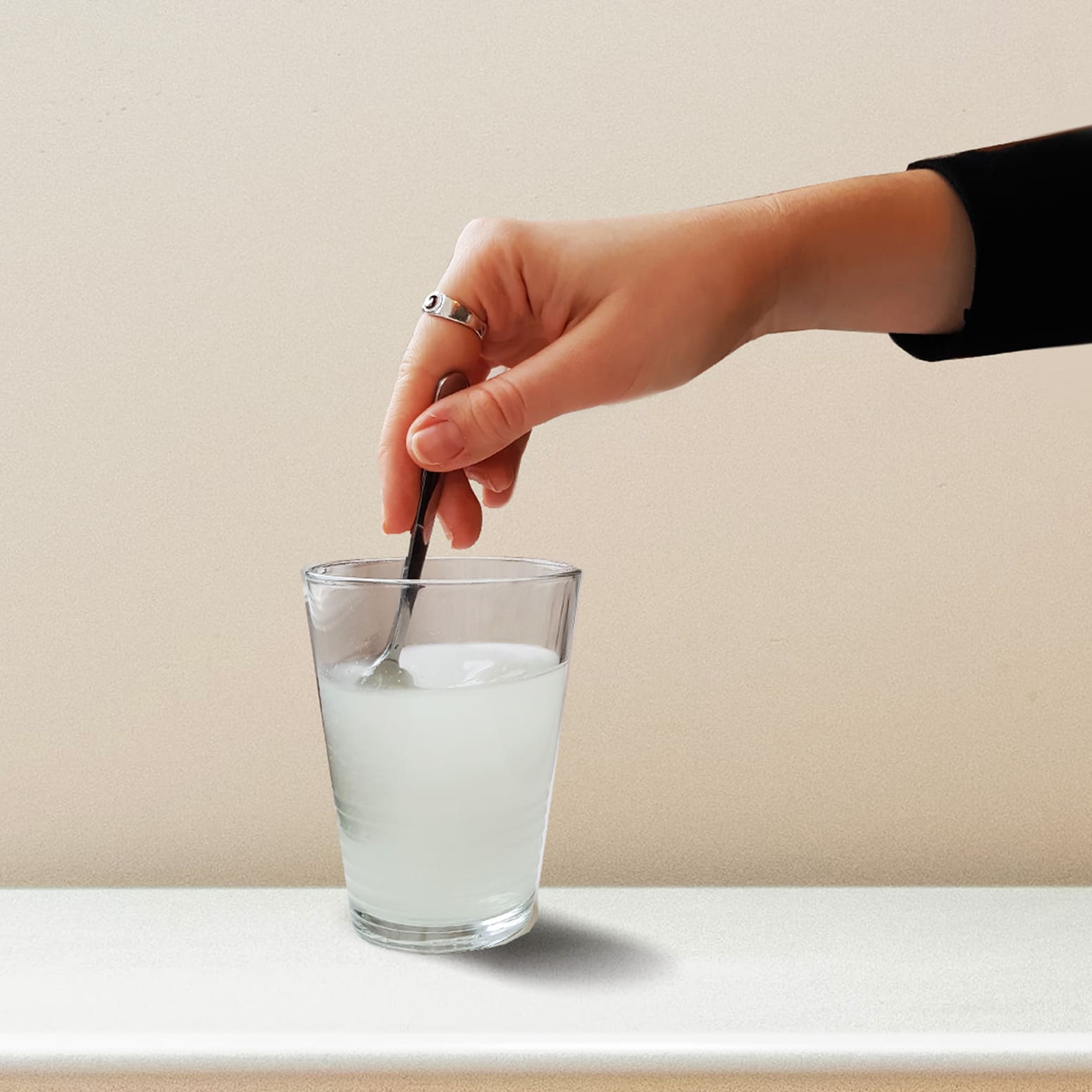 Kollagen Löslichkeit Ein Bild, das die einfache und klumpenfreie Löslichkeit des Lebepur Plus Kollagenpulvers in Wasser, Saft oder anderen Flüssigkeiten zeigt. Das Pulver löst sich vollständig auf und bildet eine glatte Mischung