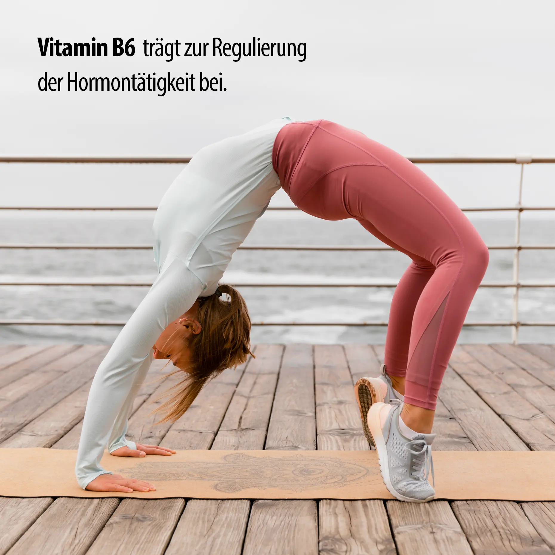 Lebepur Frauen Balance Kapseln – Frau in Yogapose mit Claim: Vitamin B6 trägt zur Regulierung der Hormontätigkeit bei