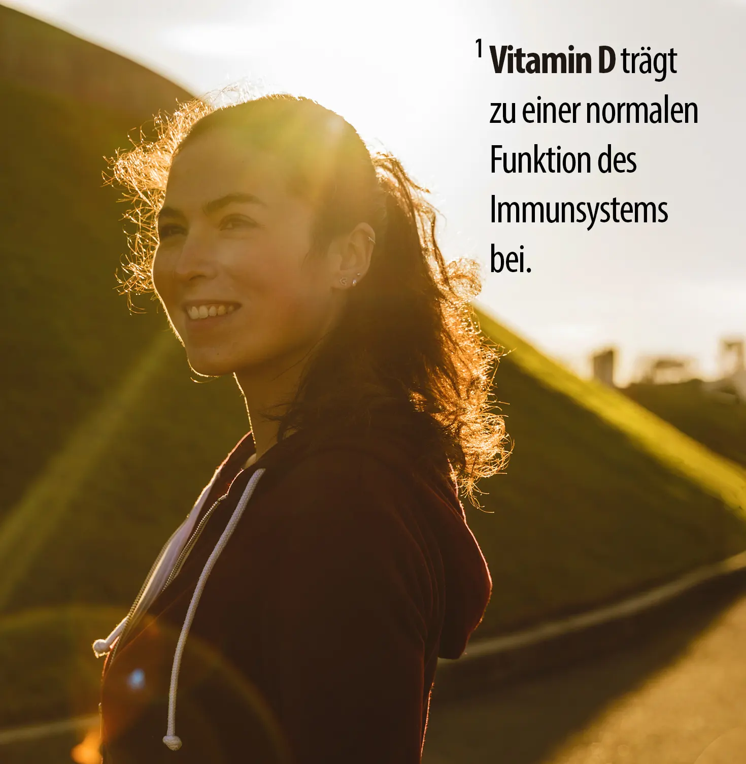 Lebepur Vitamin D3 & K2 Tabletten (180 Stück) – Frau im Sonnenlicht mit Textclaim "Vitamin D trägt zu einer normalen Funktion des Immunsystems bei"
