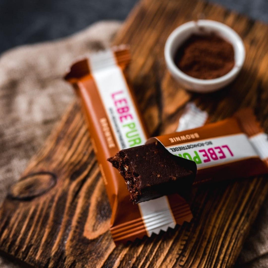 Ein appetitlich aufgeschnittener Brownie Energieriegel, der die perfekte Kombination aus Schokolade und Energie liefert